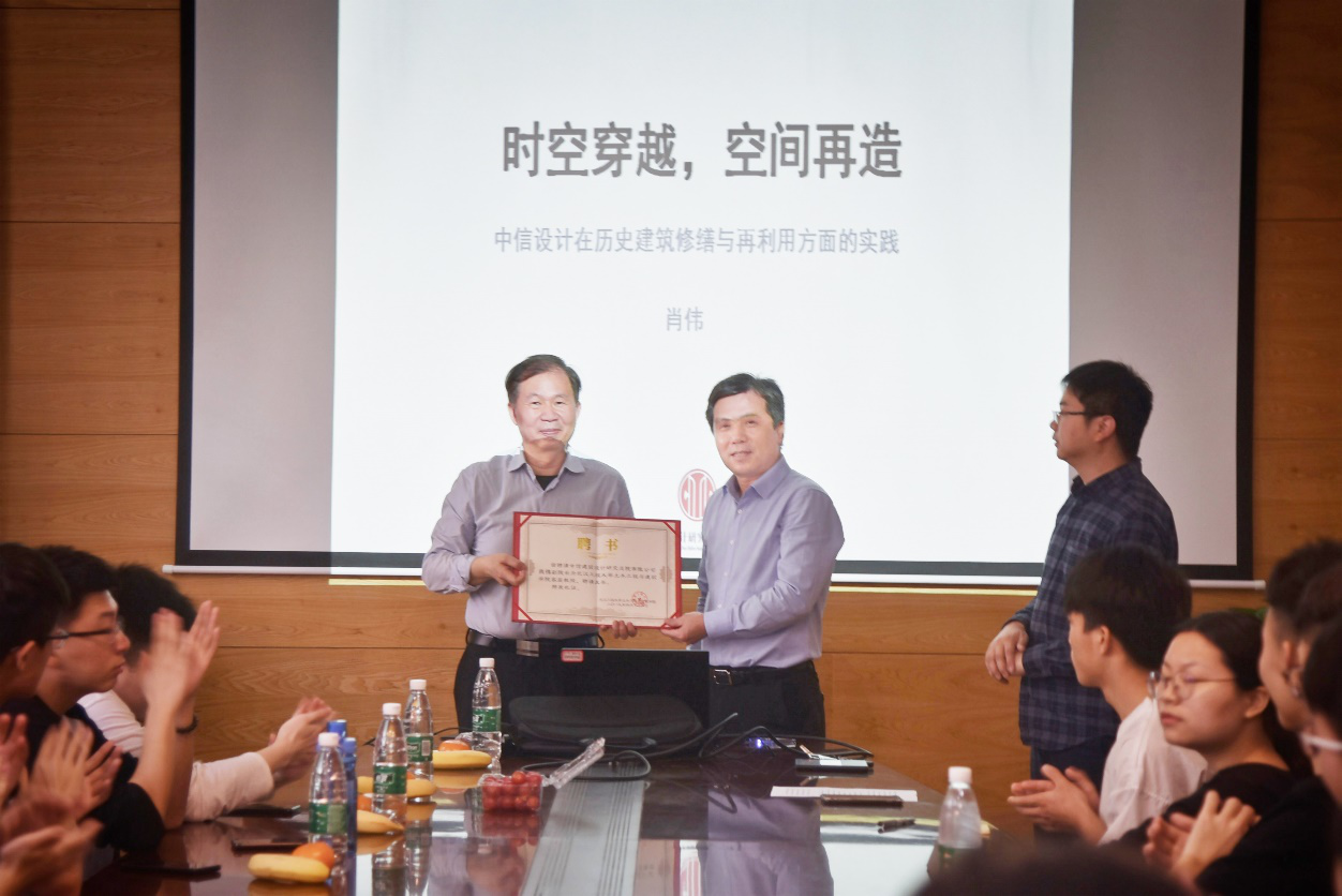 图左一中信建筑副经理肖伟、左二伟德国际1949始于英国经理卢海林