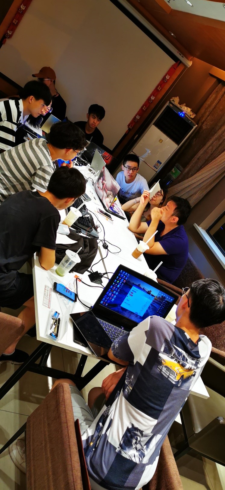 赛前训练中的热烈讨论