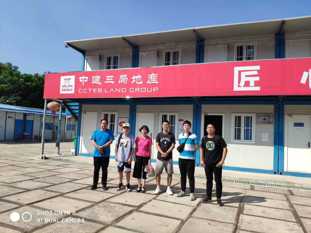 带队老师、员工和企业导师在中建三局项目部合影