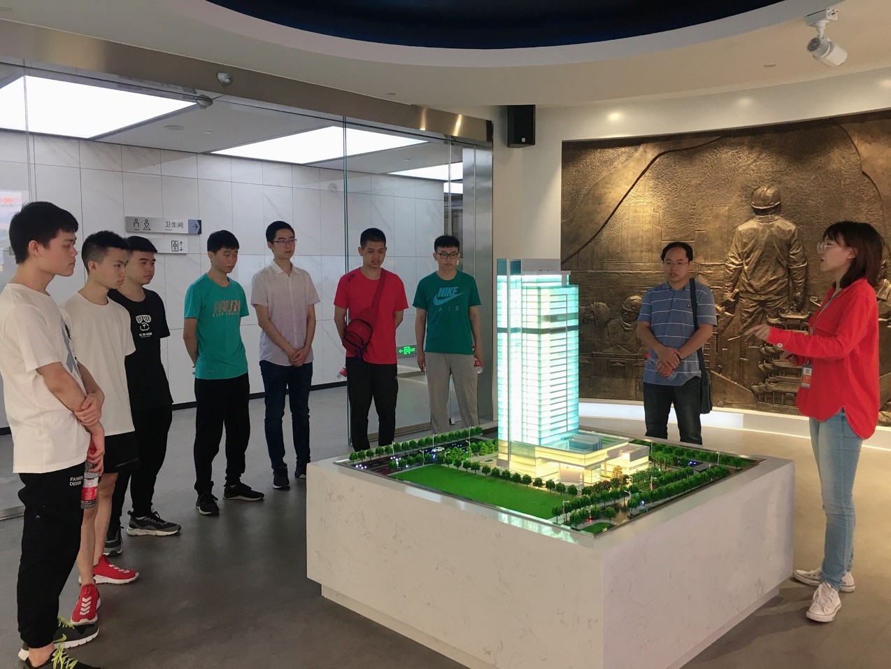 武汉建工有关负责人向实习生介绍企业发展历程和企业文化