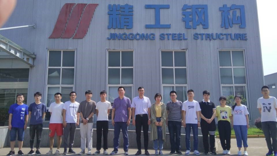 带队老师及员工和精工钢构有关负责人合影