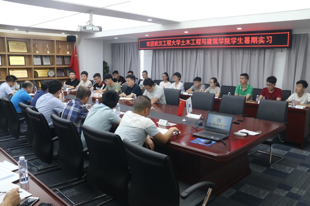 卢海林经理亲自带队带领实习生到中建二局报到