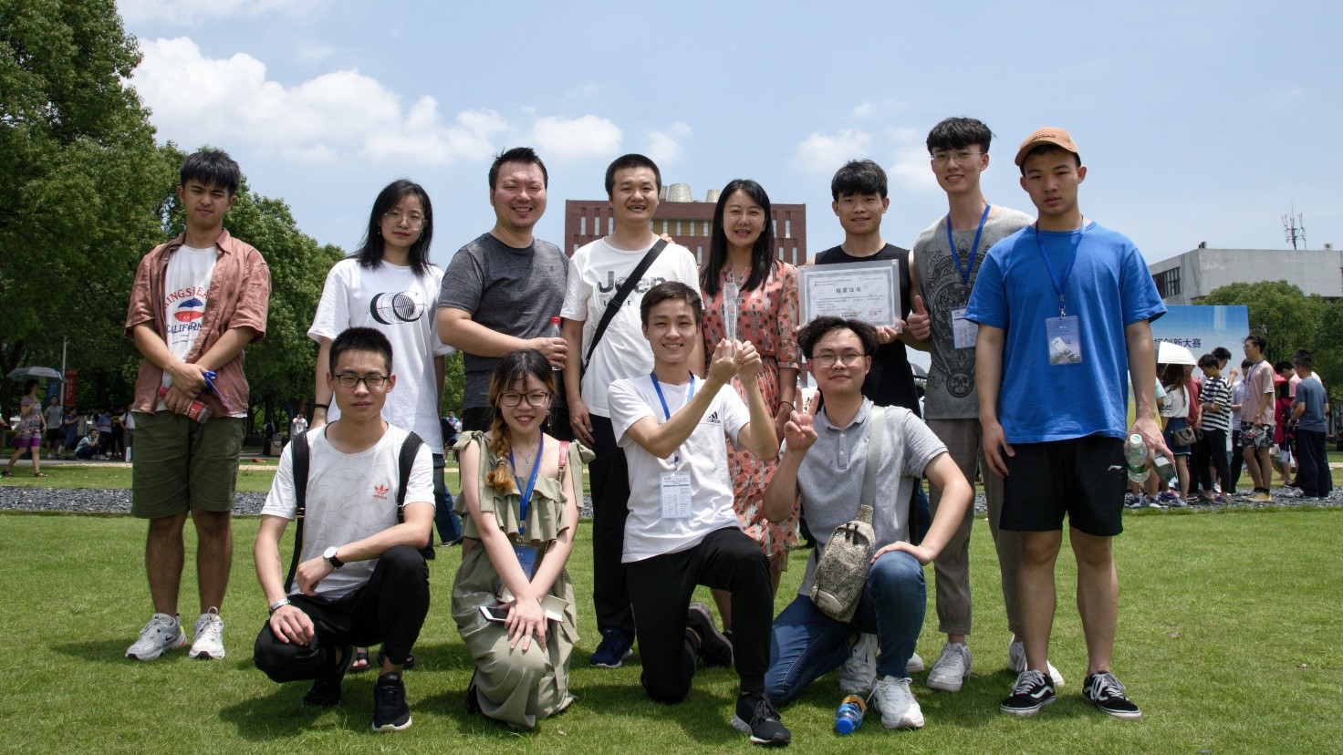 伟德国际1949始于英国获奖师生合影